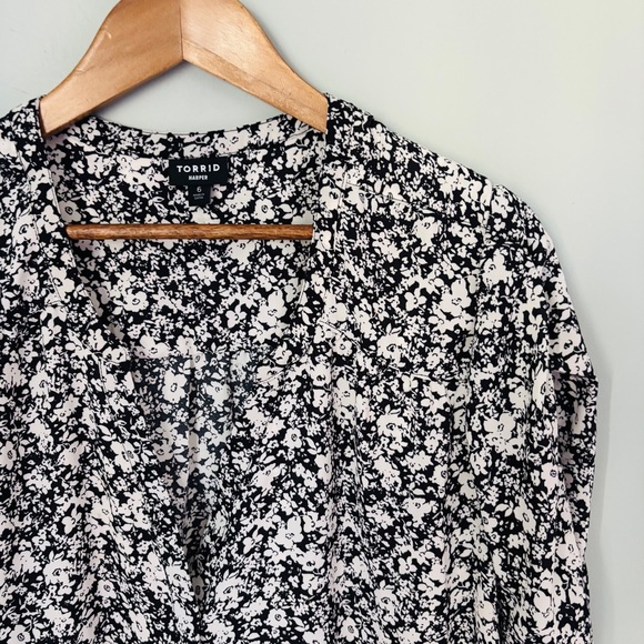 Torrid Torrid Ruched Sleeve Floral Harper Blouse Size 6X - Picture 2 of 5